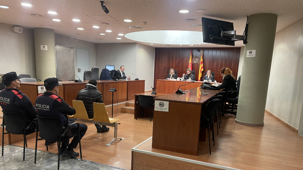 L’acusat, al banc dels acusats de l’Audiència, és a presó des de maig de l’any passat