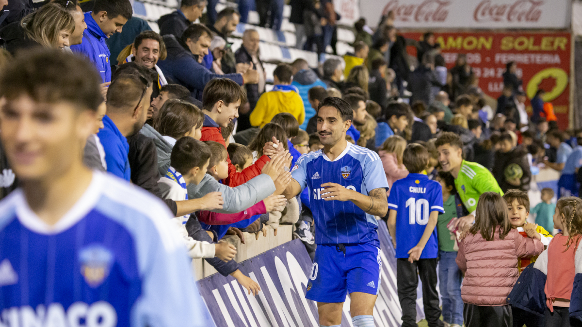 Chuli, saludando a unos jóvenes aficionados tras el último partido