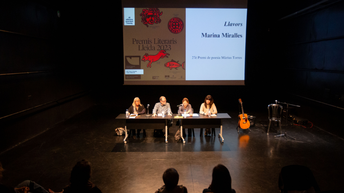 Los dos autores ganadores del año pasado y las presentadoras de los libros, ayer en el Escorxador. - JORDI ECHEVARRIA