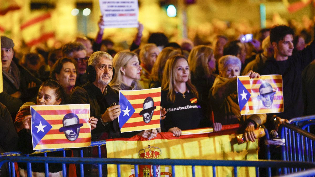 Asistentes a la protesta ayer contra de la amnistía en las inmediaciones de la sede del PSOE en Madrid. - EFE