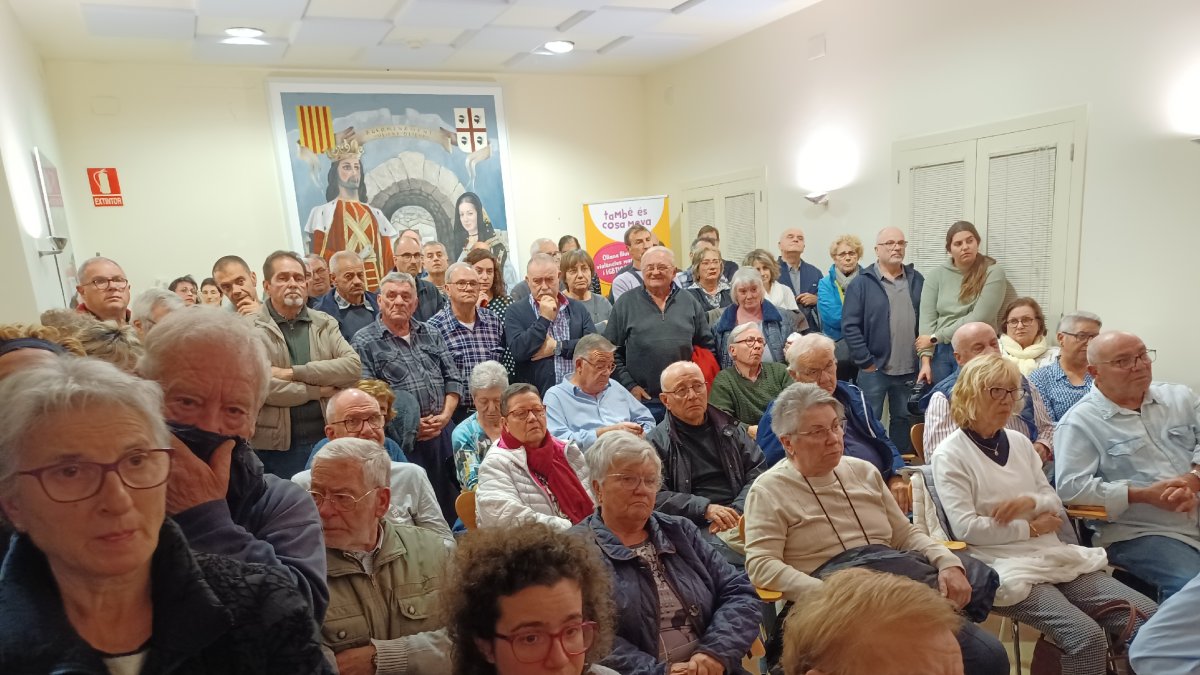 Un centenar de veïns ahir en la reunió d’Oliana. - C. SANS