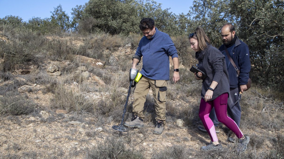 Arqueólogos y voluntarios comenzaron el lunes a buscar restos carlistas en esta área de la Segarra. - XAVIER SANTESMASSES