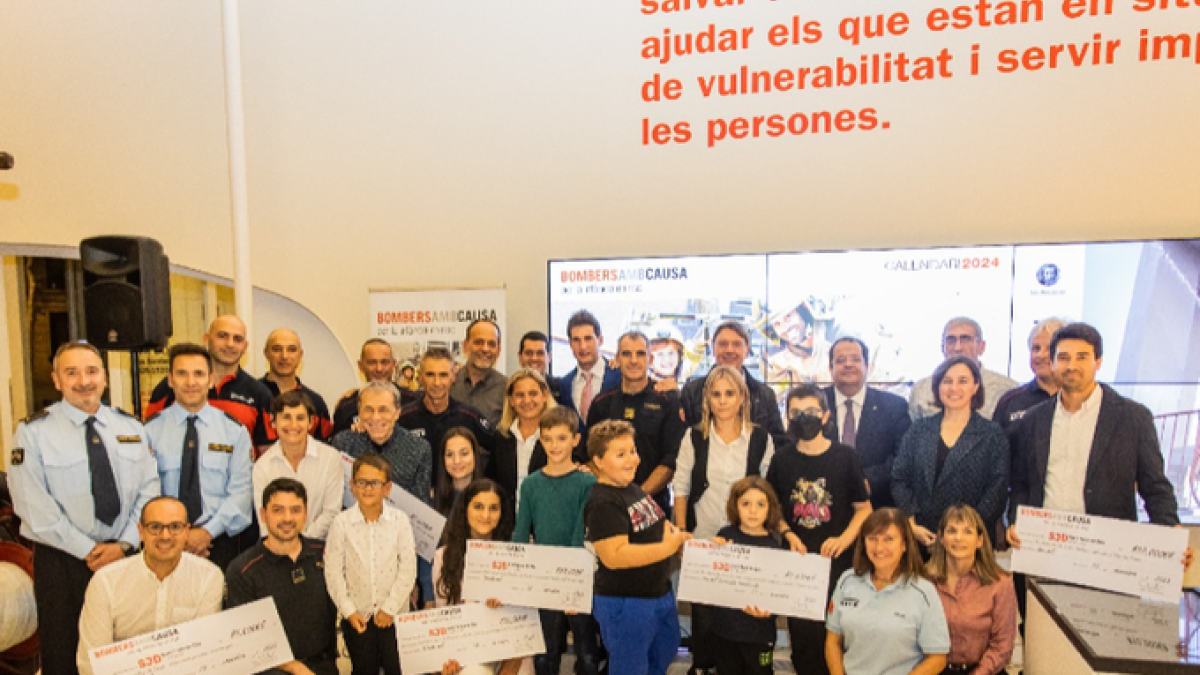 Presentació dilluns del calendari solidari de Bombers amb Causa del 2024.