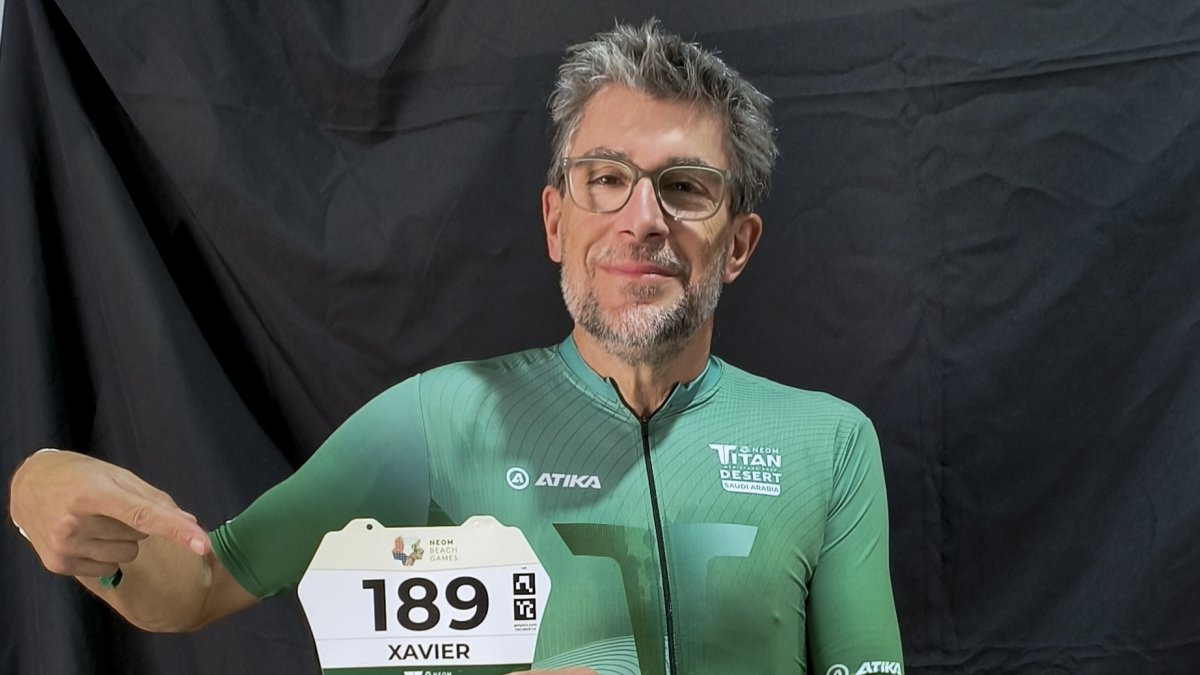 Xavier Vilalta, alcalde de Pinós, con su dorsal de participante en la Titan Desert de Arabia. - EFE/ TITAN DESERT