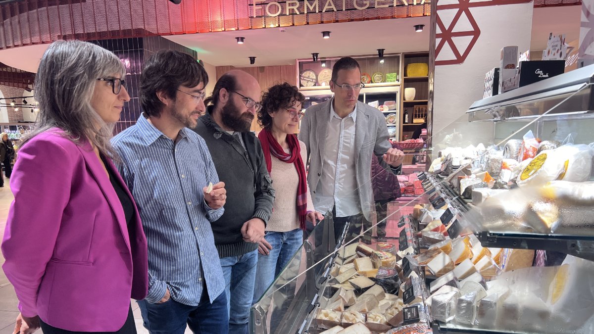 Els encarregats de la presentació del certamen, davant d’un taulell de Sunka a Lleida ciutat. - X. R.