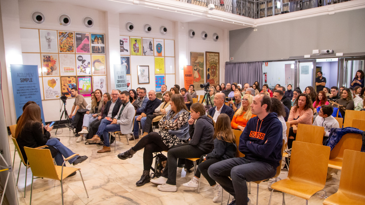 El acto de la campaña ‘Acollir és fer família’ se celebró ayer en la sala Alfred Perenya de Lleida.