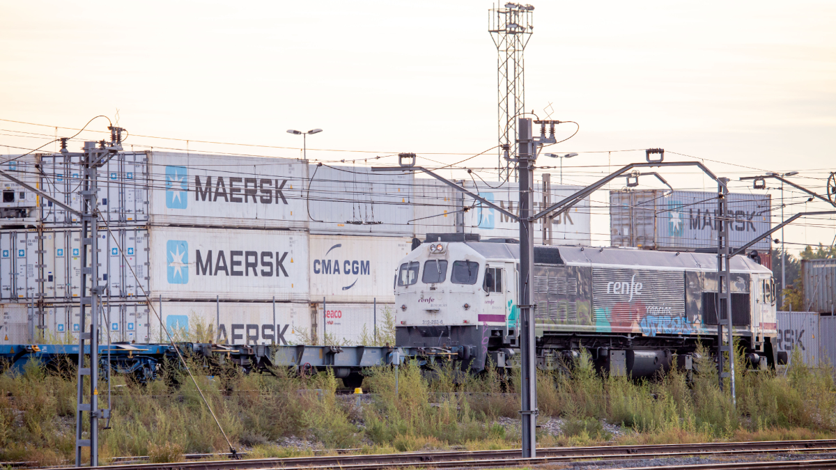 Un tren de mercancías ante contenedores el lunes en el Pla de Vilanoveta de Lleida. - JORDI ECHEVARRÍA