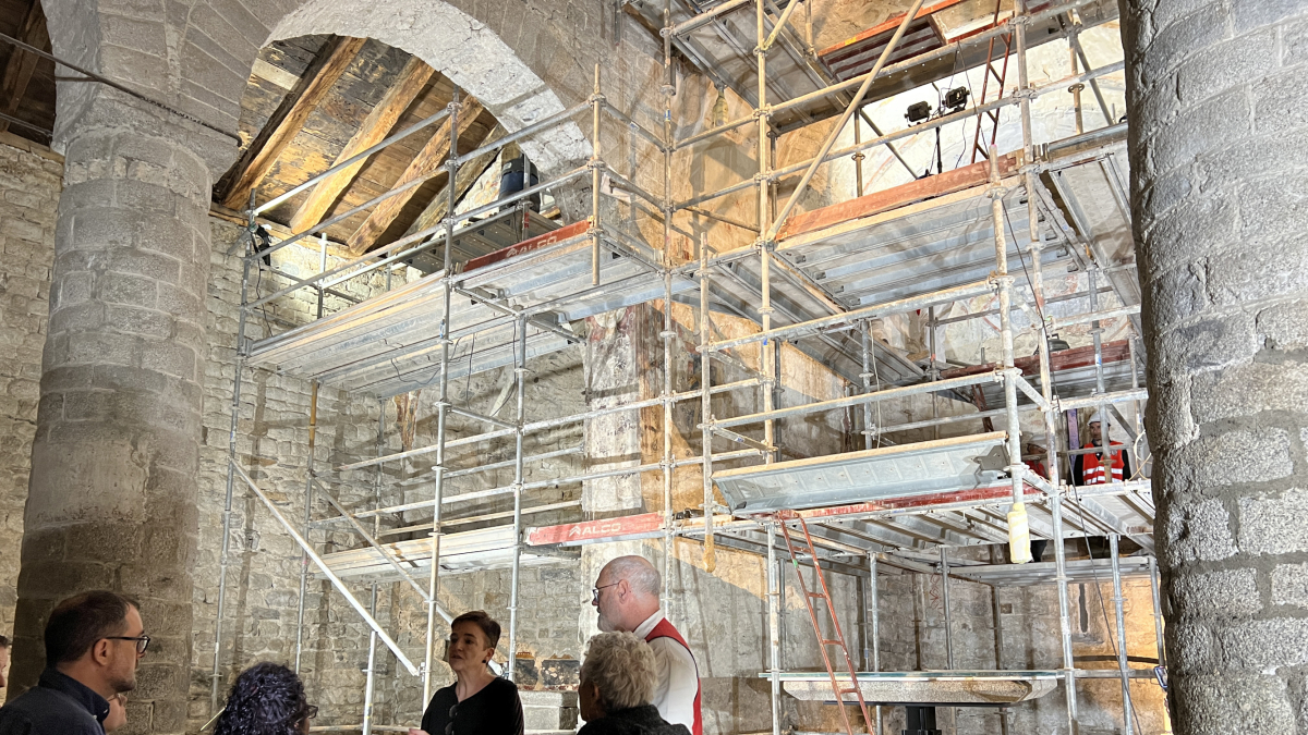 L'interior de Sant Climent de Taüll on s'hi estan fent obres de conservació a les pintures murals de l'absis.
