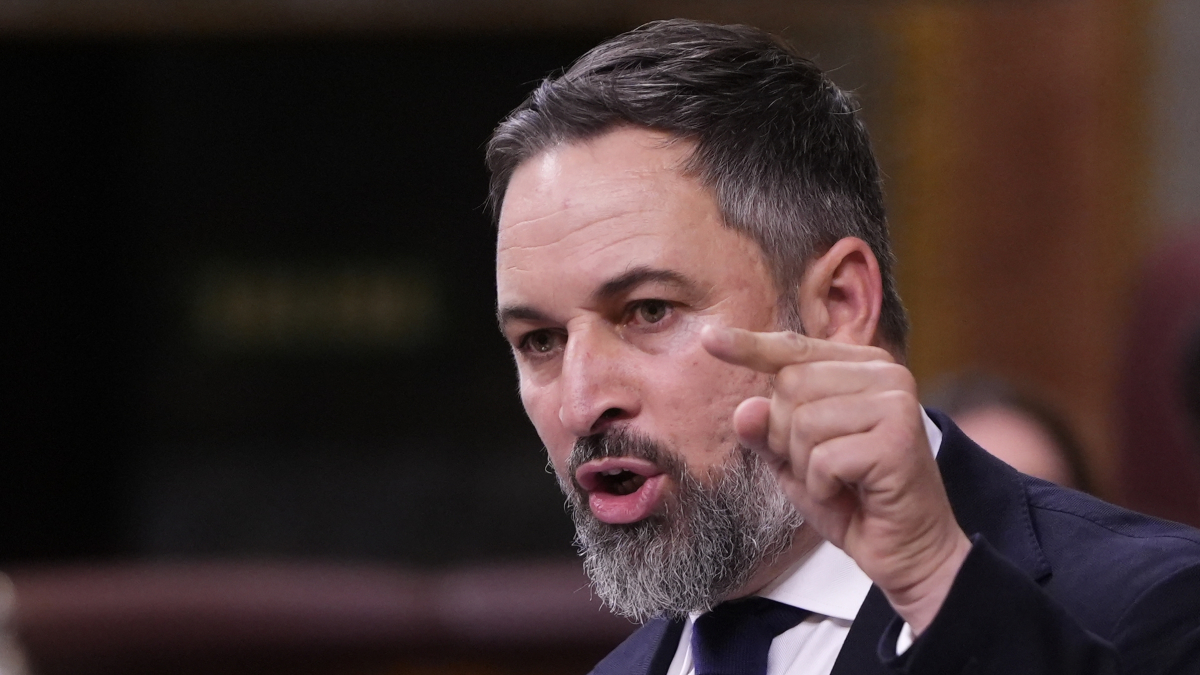 Santiago Abascal apunta con el dedo durante la intervención de Vox al debate de investidura de Pedro Sánchez en el Congreso de los Diputados
