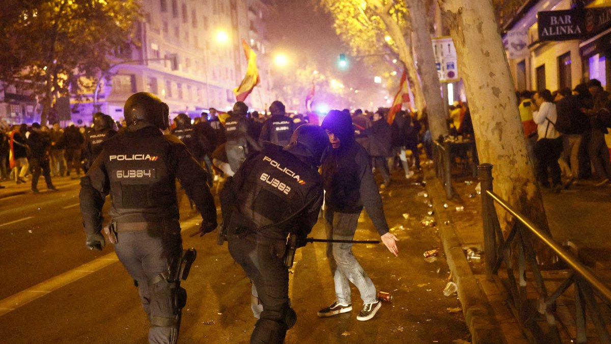 Protestes davant d'un Congrés blindat i també al carrer Ferraz - EFE / RODRIGO JIMÉNEZ