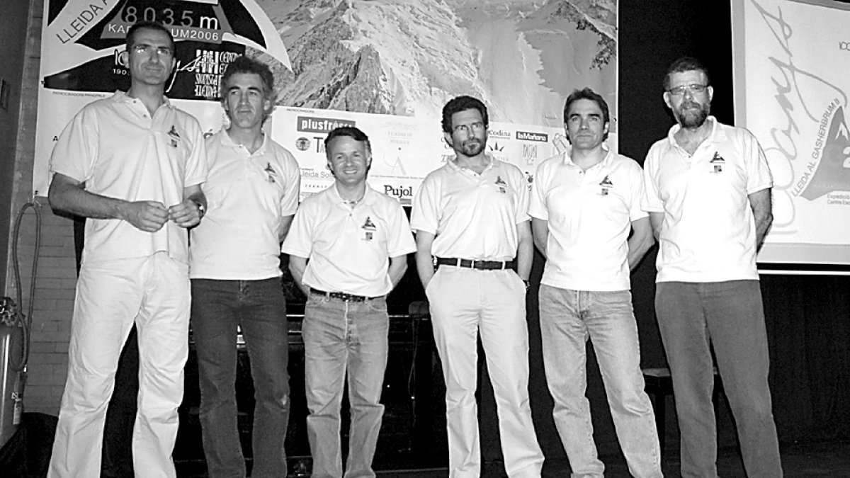 Foto dels alpinistes lleidatans que van coronar el Gasherbrum II amb motiu del Centenari del CEL. - SEGRE