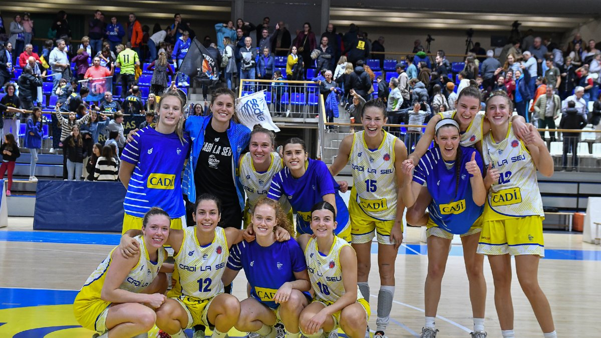 La plantilla del Cadí la Seu, després del triomf que van aconseguir contra el Brno en competició europea. - AGUSTÍ PEÑA