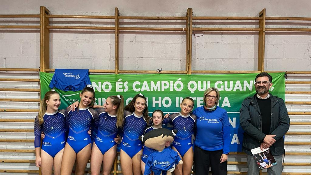 Les gimnastes, amb Àngela Mora al centre, i la seua entrenadora.