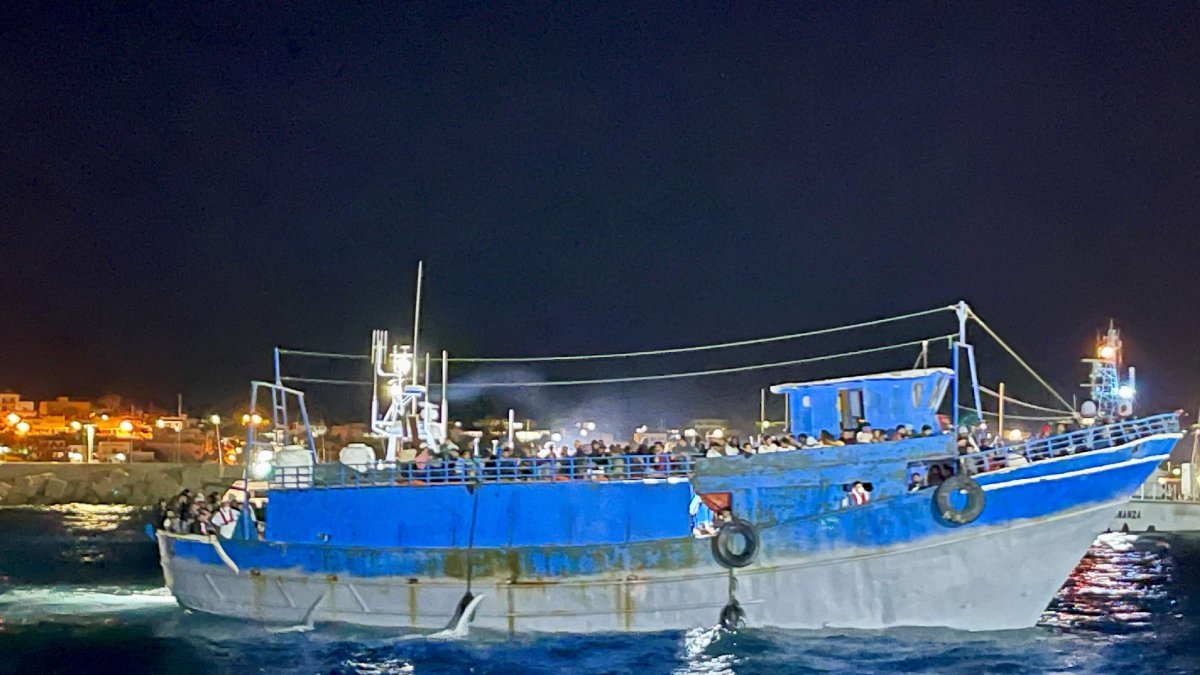 Un barco pesquero cargado de inmigrantes llega a Lampedusa. - FIRMA DE EUROPA PRESS / CONTACTO / ELIO DESIDERIO