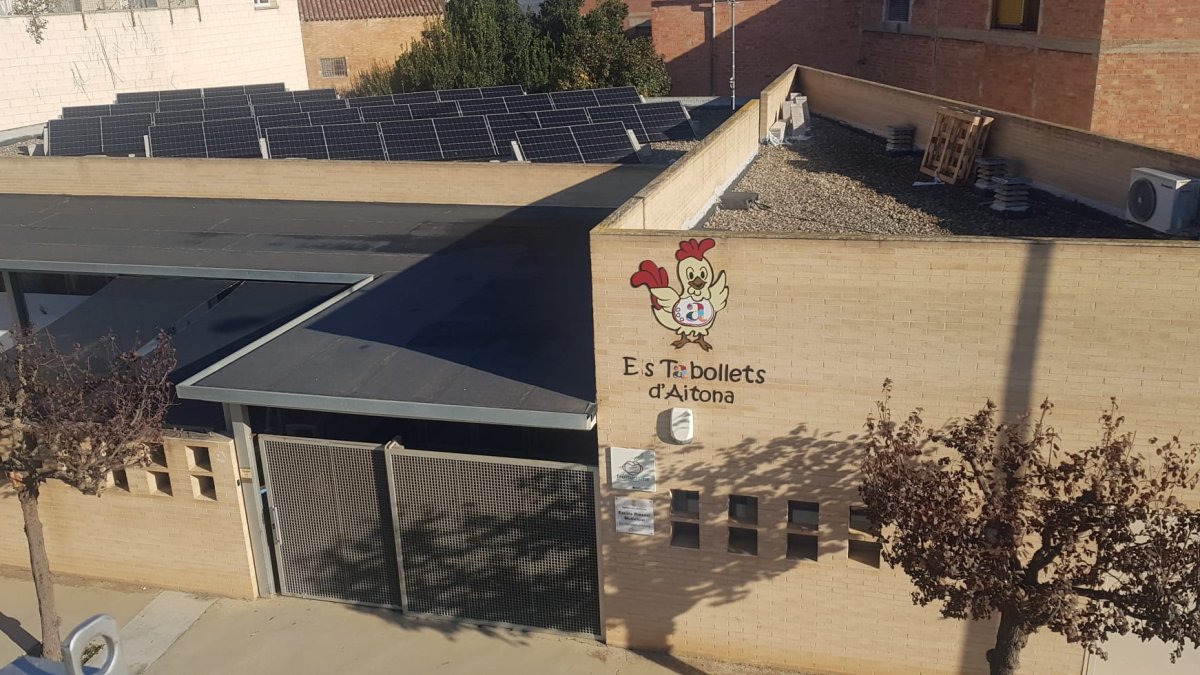 Las placas colocadas en el tejado de la guardería. - A.A.