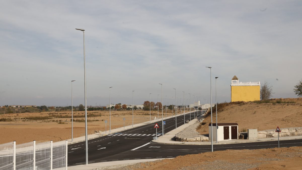 La casa modernista de Torre Solé, que dona nom al polígon, envoltada de parcel·les per a naus. - AMADO FORROLLA