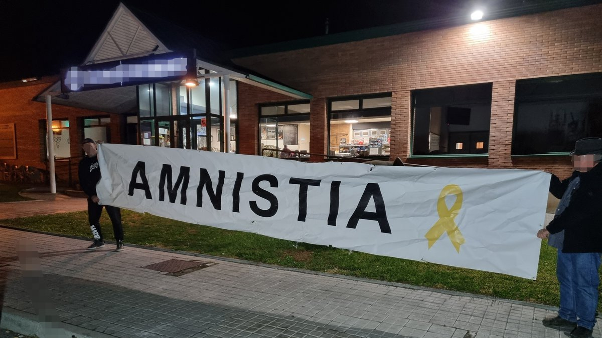 Membres del grup, amb la pancarta sostreta.