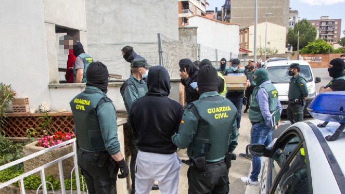 Momento en el que varios detenidos eran trasladados a un parking de Balaguer para un registro el 25 de mayo de 2021.Amado Forrolla