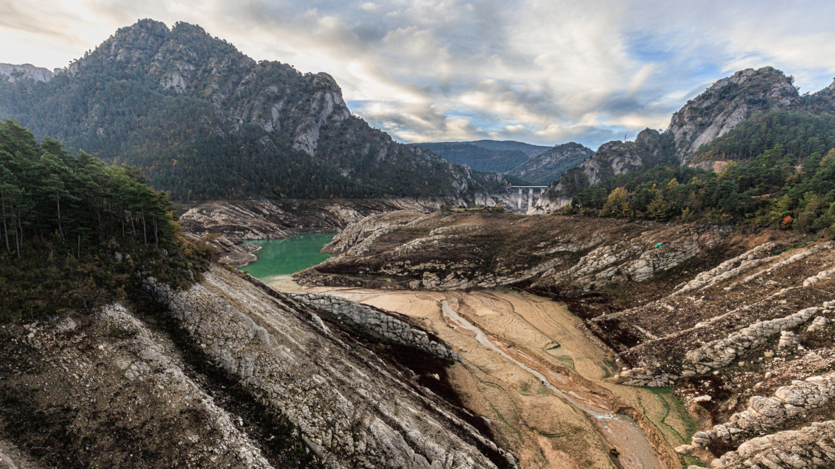 Zona del pantano de la Llosa del Cavall, con una parte vacía.