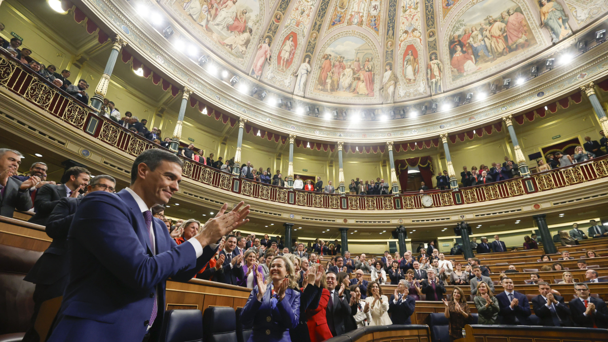 El secretari general del PSOE, Pedro Sánchez, ha estat reelegit com a president del govern espanyol per majoria absoluta.