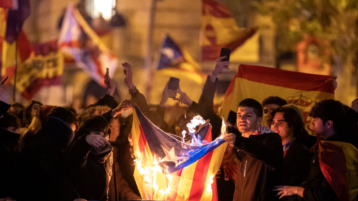 Manifestants cremant una estelada ahir a la nit. - EUROPA PRESS
