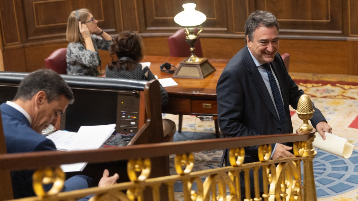 Aitor Esteban (PNV) pasa por delante de Pedro Sánchez en su camino hacia la tribuna de los oradores. - EFE
