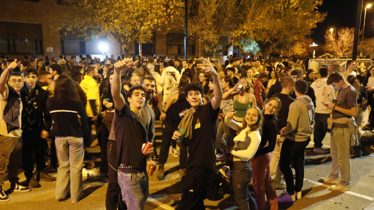 Jóvenes que anoche participaron en la Agrocastanyada de ETSEA. - AMADO FORROLLA