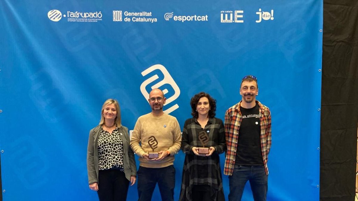 Els representants de l’Escola Setelsis de Solsona que van recollir el premi en dos categories.