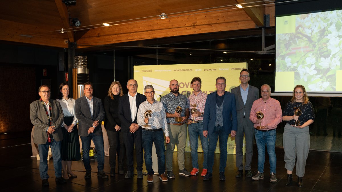 Foto de familia de los galardonados, los dirigentes de JARC y las autoridades, ayer en Bellvís. - JARC