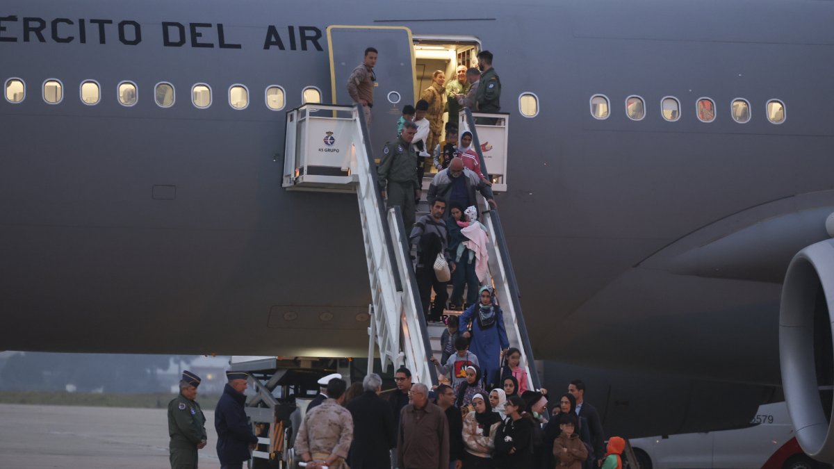 Los 139 españoles evacuados de Gaza, entre ellos 67 menores, a su llegada a Torrejón de Ardoz. - EFE