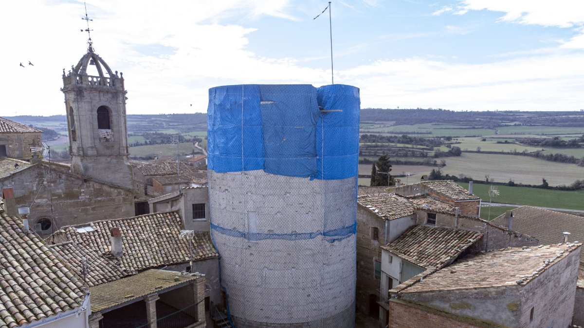 Estado actual de la torre medieval tras desmantelar los trabajos de la primera rehabilitación. - X.SANTESMASSES