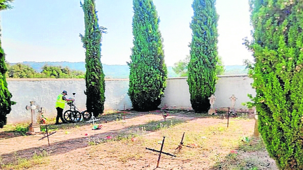 Trabajos de prospección con el georradar el pasado verano tanto en el interior como en el exterior del cementerio de Bovera. - JUSTÍCIA