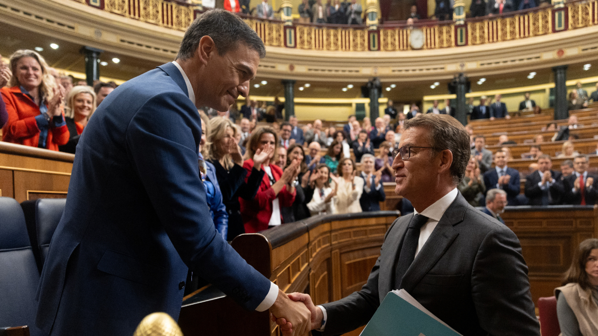 Feijóo estrechó la mano a Sánchez tras su reelección mientra la bancada del PSOE aplaudía a su secretario general. - EUROPA PRESS