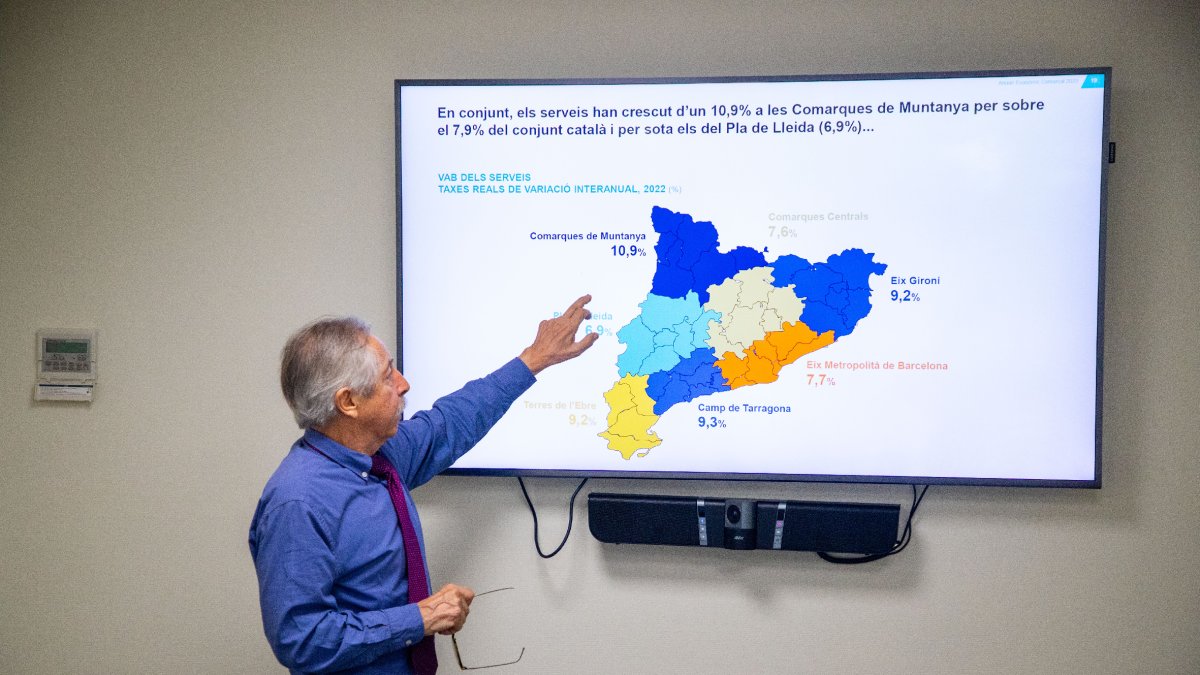 Josep Oliver mostra l’evolució del sector serveis als diferents territoris catalans. - GERARD HOYAS