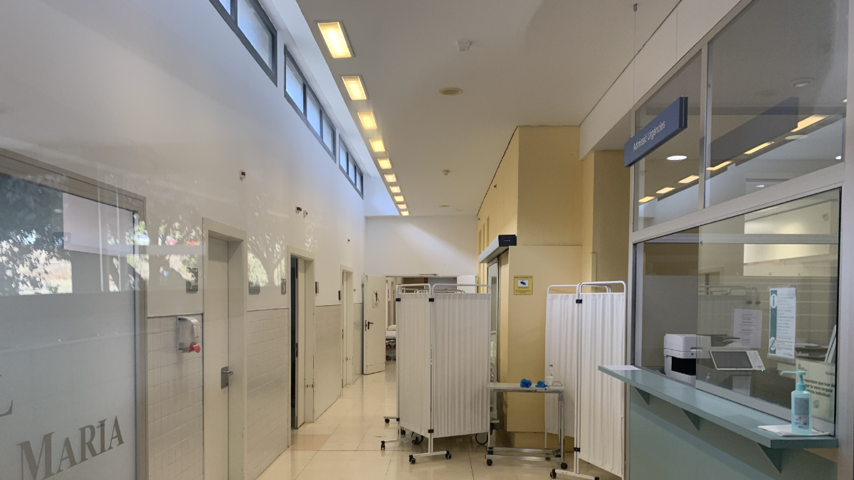 Camas separadas con biombos ayer en el área de Salud Mental del hospital Santa Maria. - GERARD HOYAS