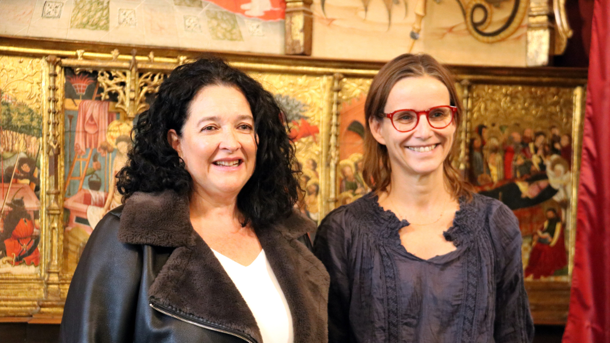 La guanyadora del 40è Premi d'assaig Josep Vallverdú, Helena Guasch, i la guanyadora del 28è Premi de poesia Màrius Torres, Sandra Blanch.