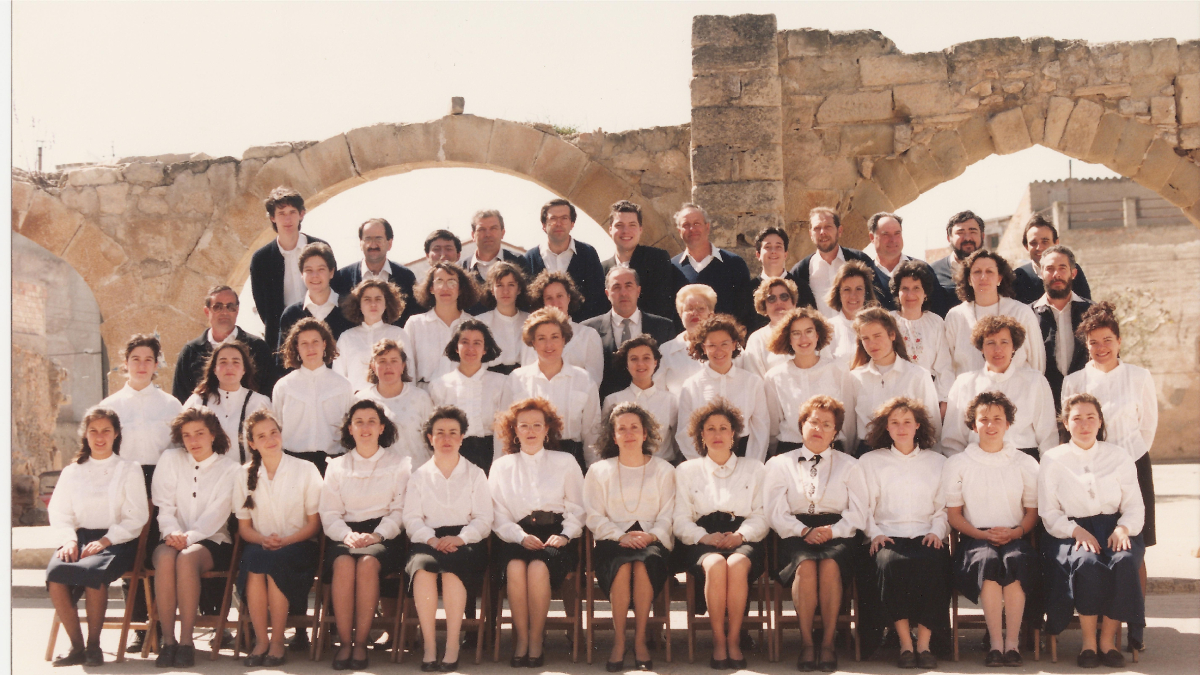Foto de grupo de las y los ‘cantaires’ que integraban la formación cuando celebró su 40 aniversario. - ARXIU CORAL JOIA DE MAIG