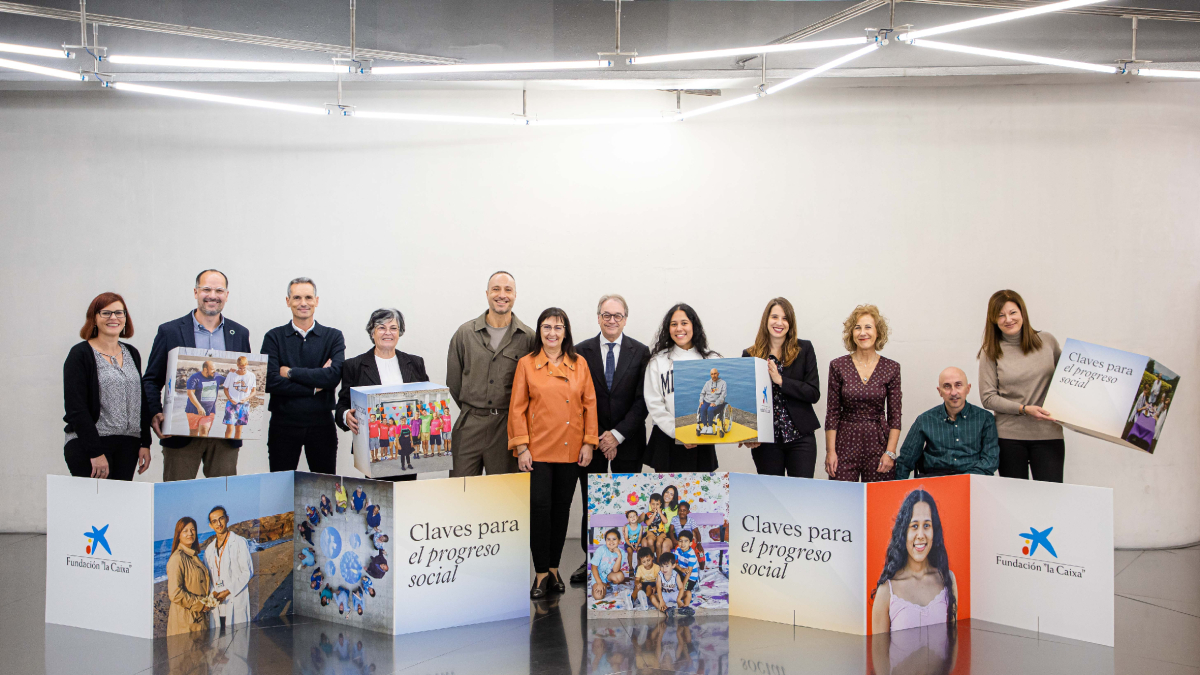 El fotógrafo Xavi Menós, con protagonistas de su proyecto el jueves en Madrid. - FUNDACIÓ LA CAIXA