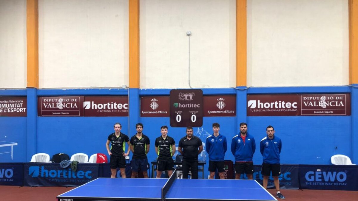 Ambdós equips formats abans de l’inici del partit.