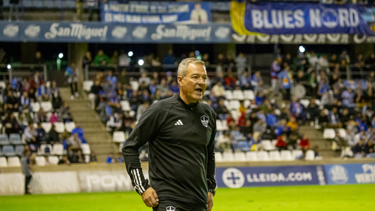 Viadero, dando indicaciones en el partido ante el Torrent. - JORDI ECHEVARRIA