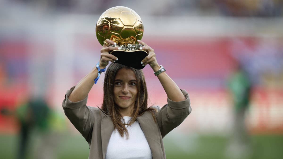 Aitana Bonmatí, en foto de archivo, mostrando su Balón de Oro. - EFE