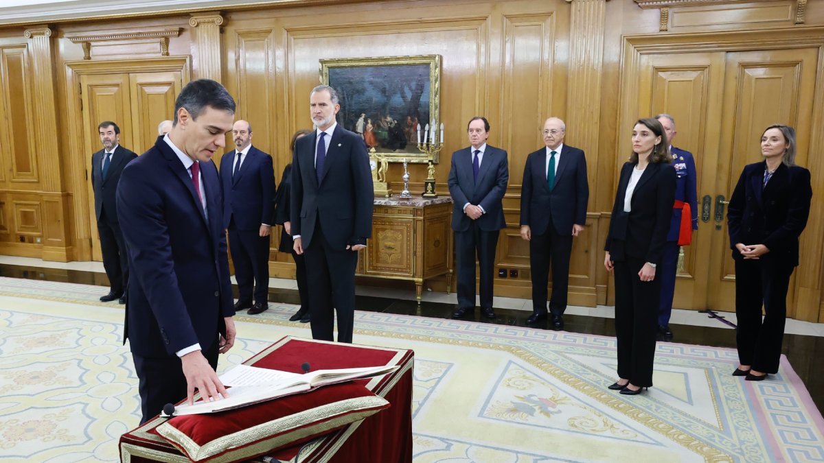 Sánchez prometió el cargo ante un rey con semblante serio y las principales instituciones del Estado. - ACN