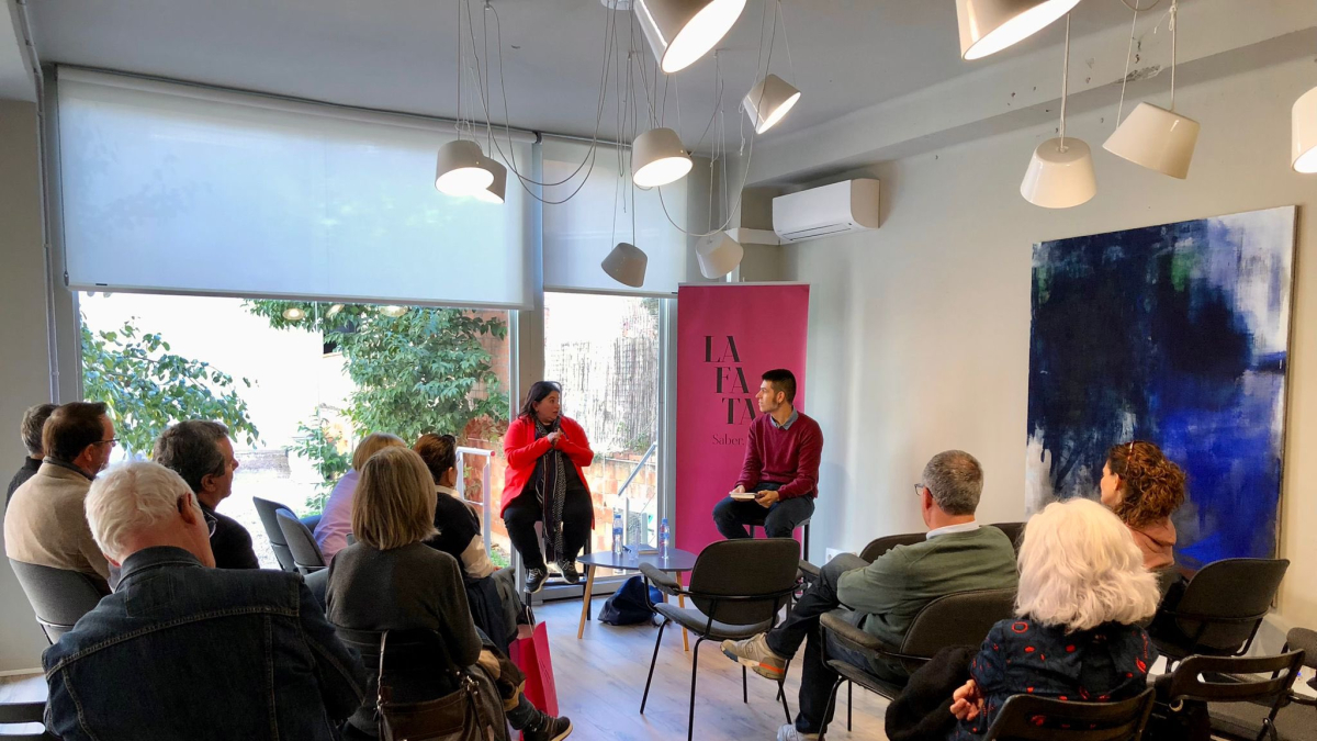 La periodista Fàtima Llambrich, amb el públic de Lleida - LA FATAL