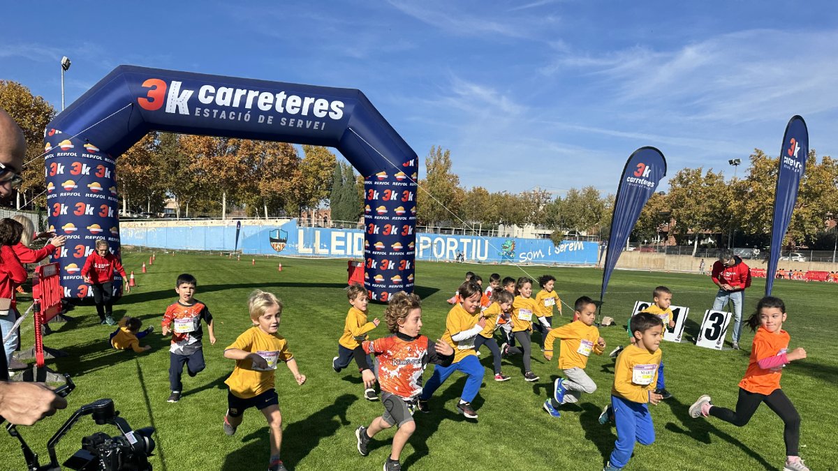 Un grup de nens instants després de la sortida d’una de les curses.