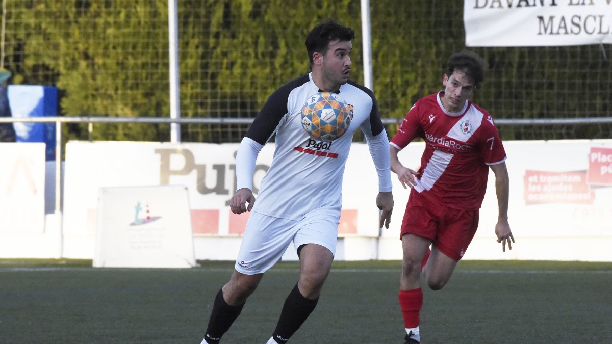 El jugador del Borges Albert Juclà controla una pilota davant la pressió d’un rival. - SANTI IGLESIAS