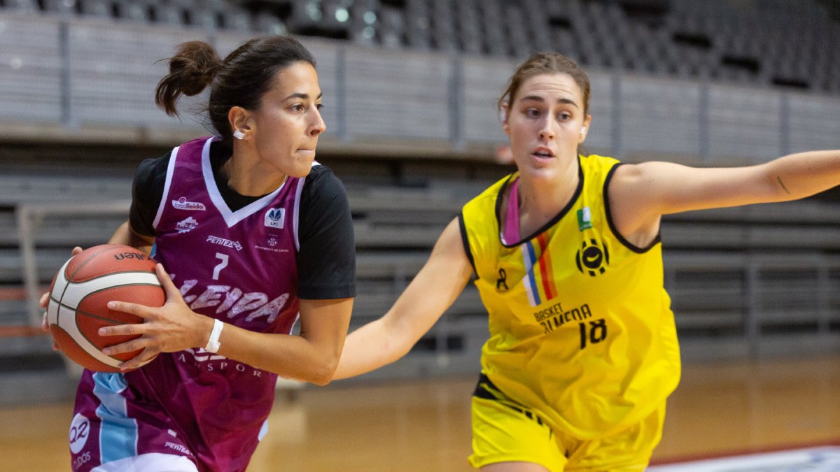 Cristina Peña inicia una entrada a canasta ayer ante el Almeda. - JAVI ENJUANES