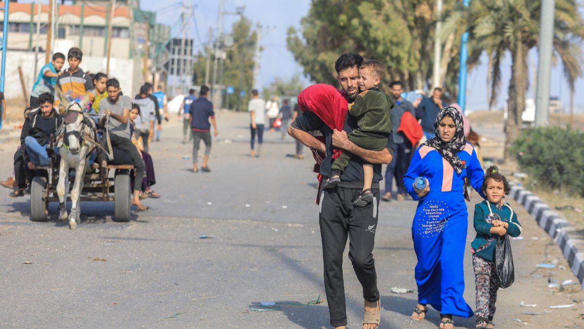 Famílies palestines fugen de capital i altres parts del nord de Gaza a una zona més segura. - MOHAMMED TALATENE / DPA
