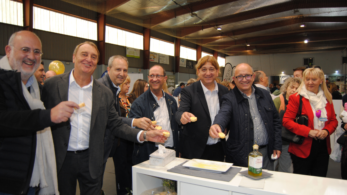 La comitiva pudo degustar el nuevo aceite en el certamen. - E.FARNELL