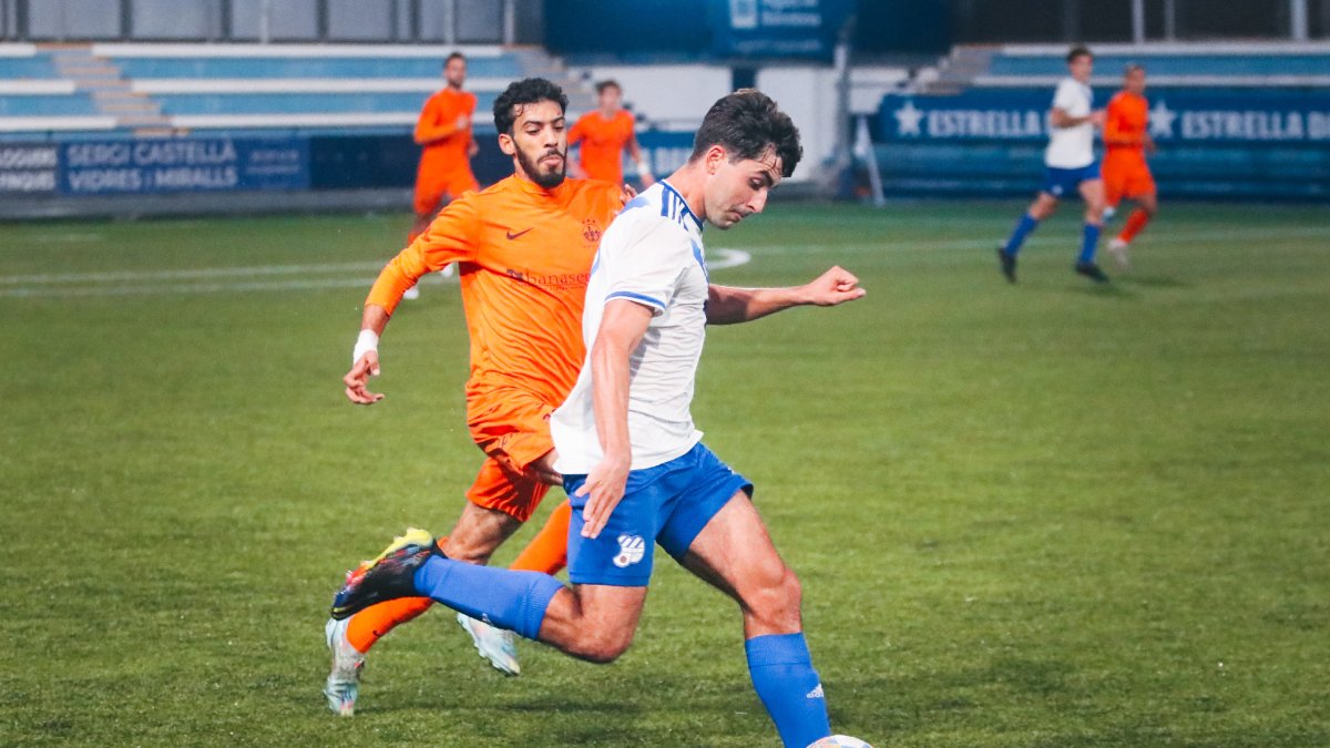 Un jugador local ataca davant de la pressió de Youssef. - ÀNGEL GARRETA