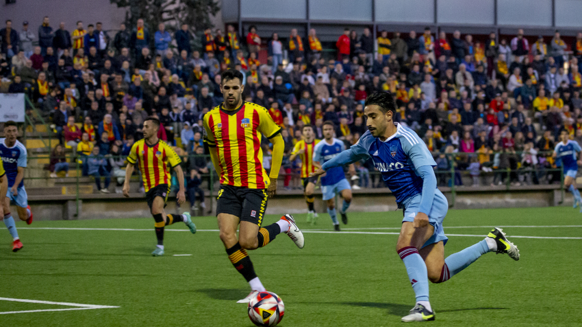 Chuli intenta un remate con la pierna izquierda, con un defensa local presionándole. - JORDI ECHEVARRIA